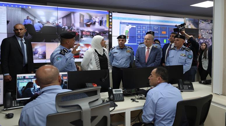 رئيس الوزراء محمد مصطفى يتفقد غرفة العمليات المركزية للشرطة لمتابعة سير عملية الاقتراع